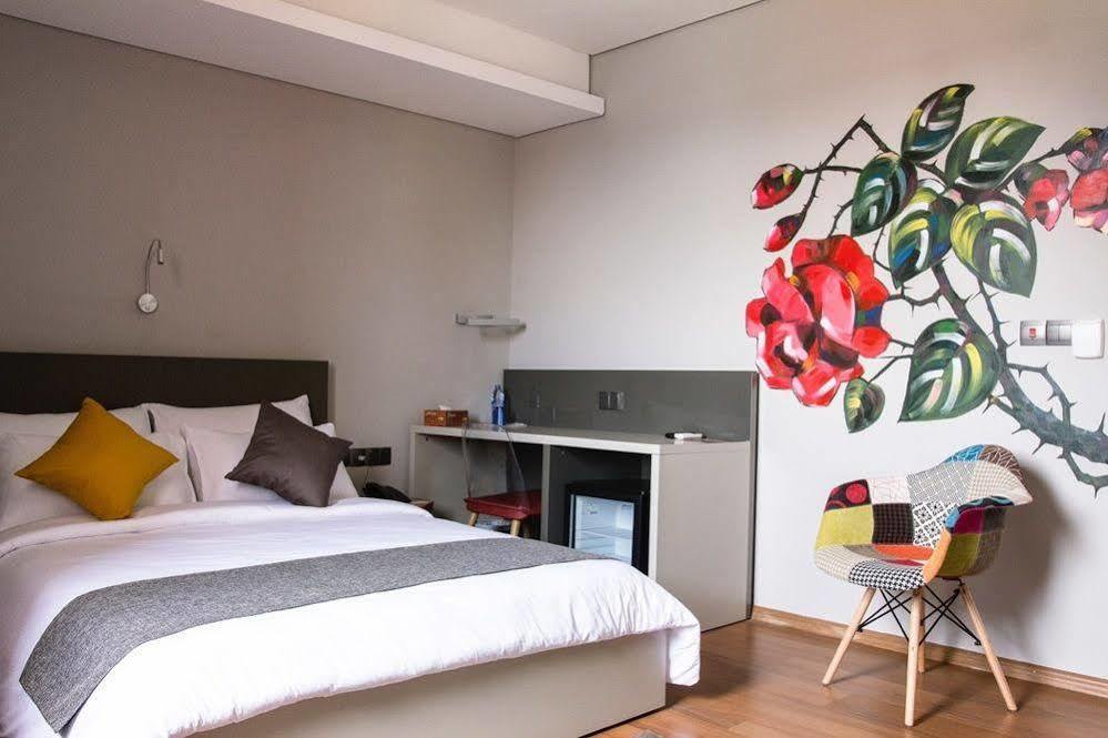Urbano Hotel By Roots Wiaboman Exterior foto