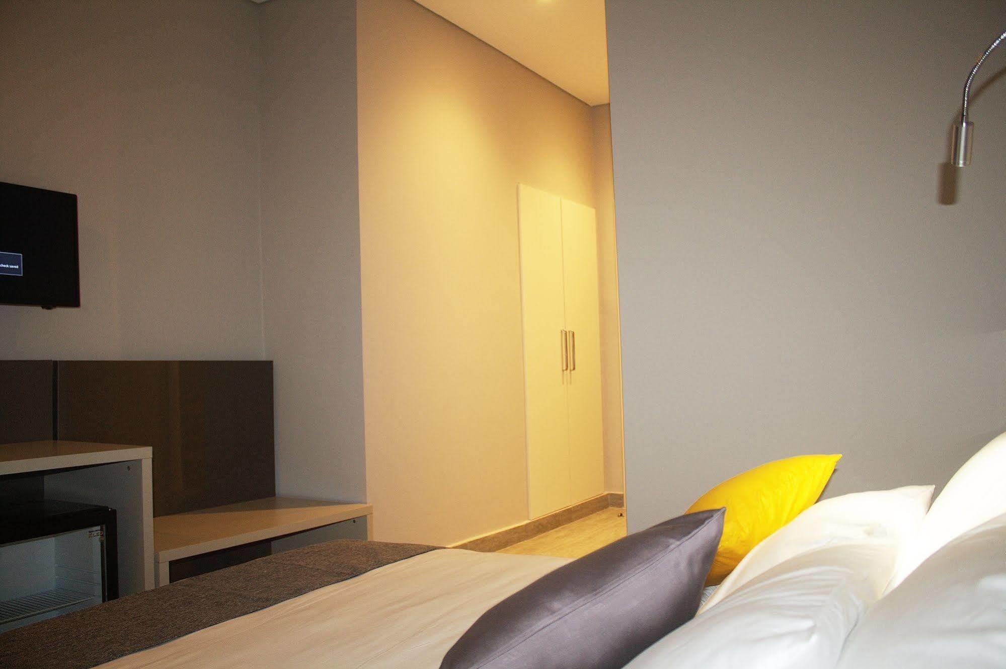 Urbano Hotel By Roots Wiaboman Exterior foto